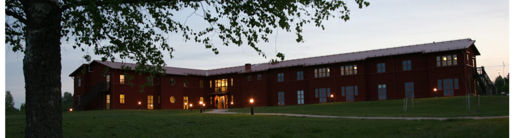 Hotellbyggnaden i skymning