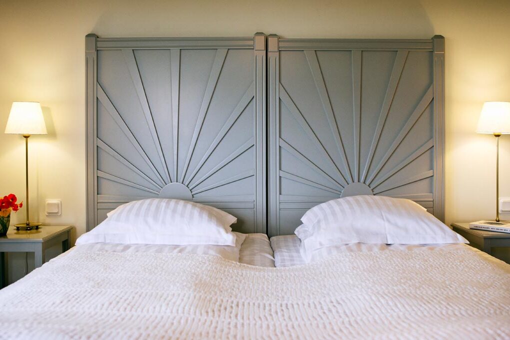 Bäddad hotellsäng i trevligt hotellrum