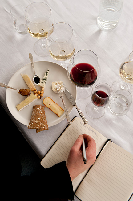 Ostbricka med rödvin