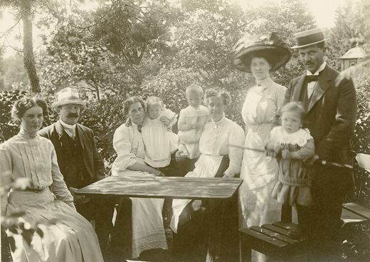 släkten är samlad ute i naturen