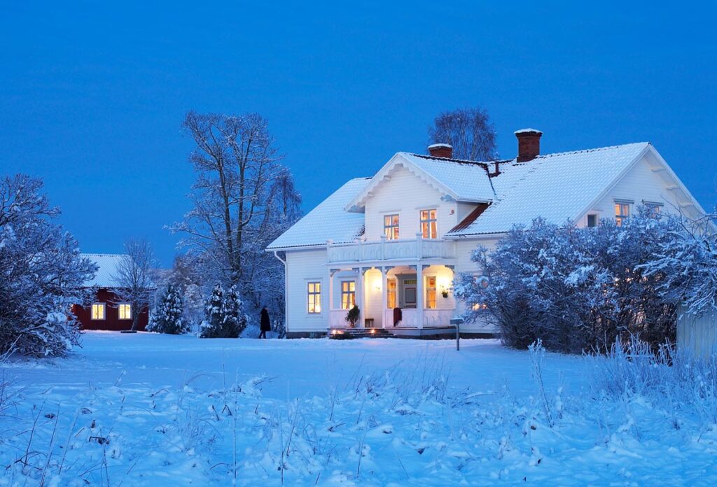 Herrgårdsbyggnad i vinterkväll
